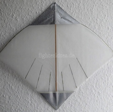 Segel: appliziert
Segelmaterial: Orcon
Bogenstab: Carbon 1,15 mm
Mittelstab: Bambus laminiert
Gesamtgewicht: 6,1 g Segel: appliziert
Segelmaterial: Orcon
Bogenstab: Carbon 1,15 mm
Mittelstab: Bambus laminiert
Gesamtgewicht: 6,1 g